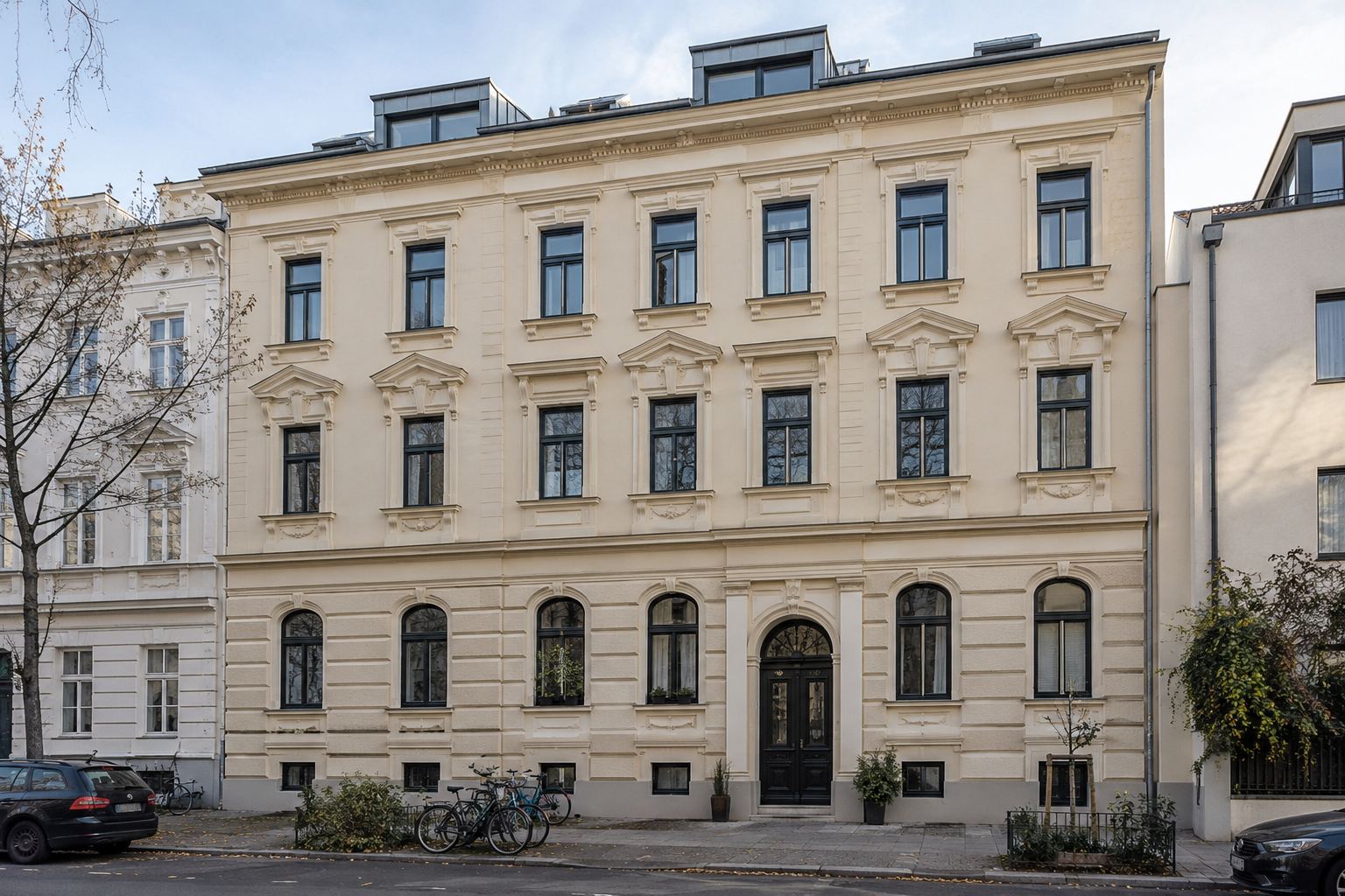 Renovierte Gründerzeit-Fassade mit Stuckelementen
