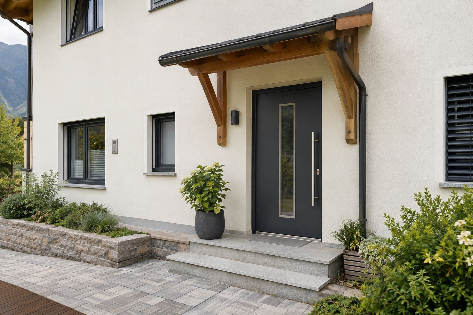 Hauseingang mit Holzvordach und frisch verputzter Fassade