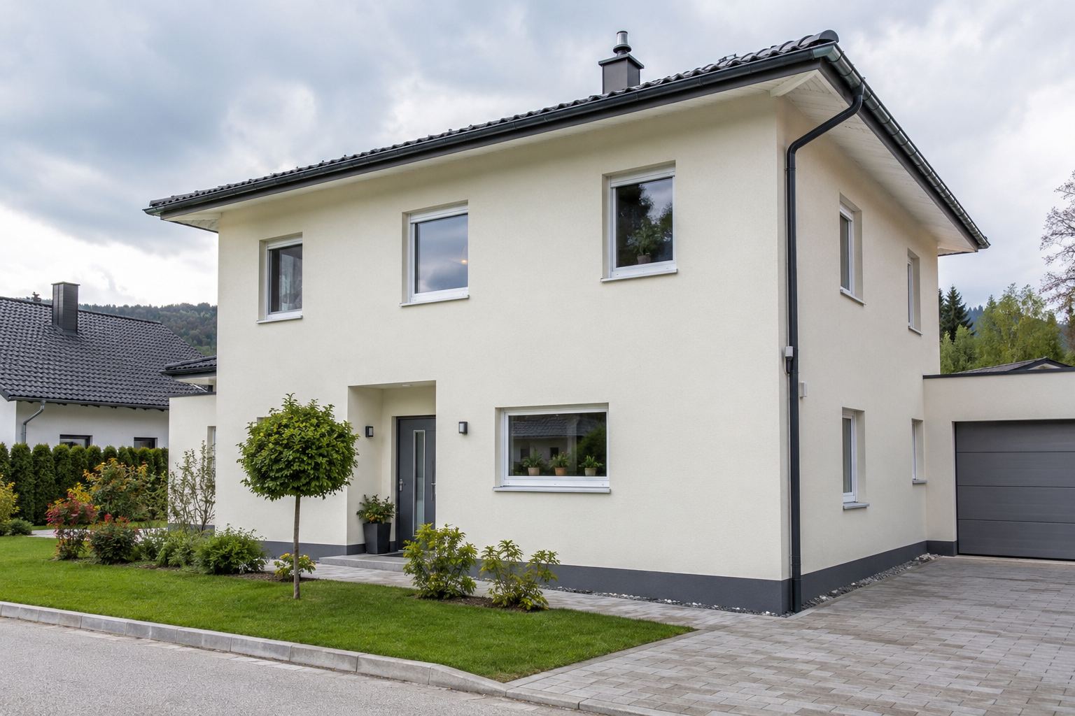Einfamilienhaus mit frisch gestrichener weißer Fassade