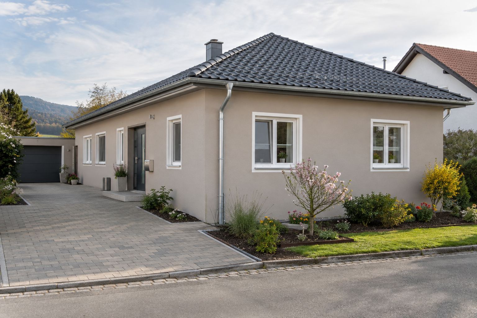 Bungalow mit steingrauer Fassade