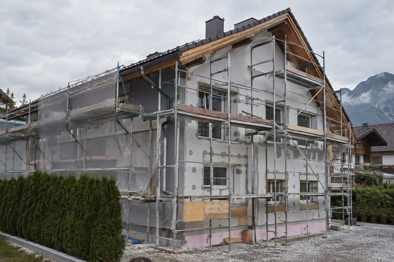 Einfamilienhaus mit Gerüst während der Fassadensanierung